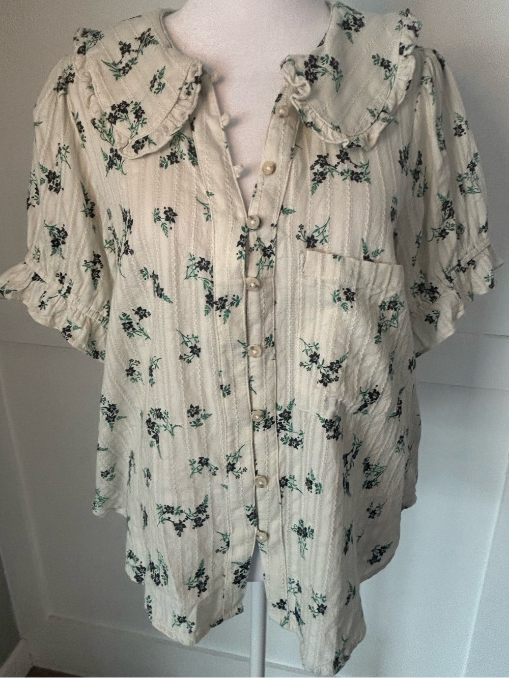 Pilcro Cream Button-Front Floral Blouse with Ruffle Collar size L